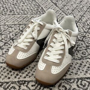 Dolce Vita sneakers!